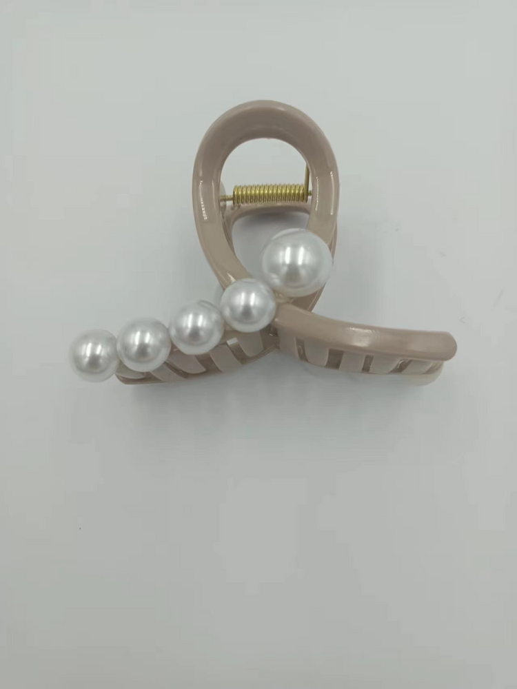 
                  
                    Loop Pearl Clip
                  
                